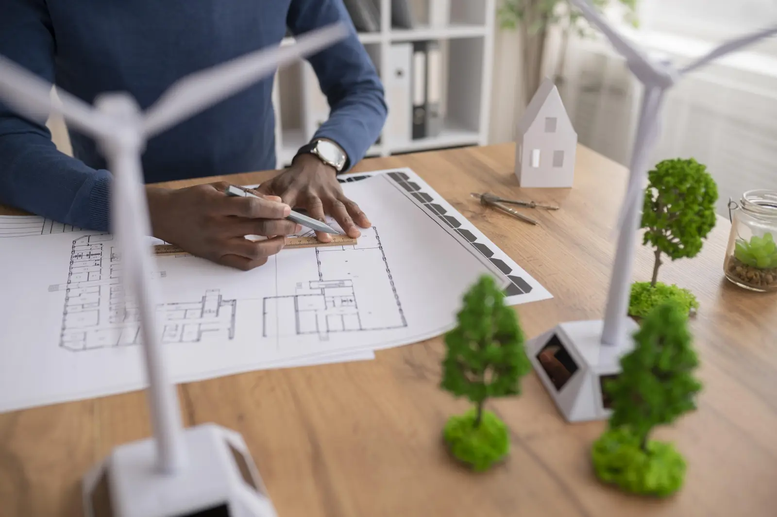 Analyse de la performance énergétique d'un logement : plans, maquette de maison et énergies renouvelables